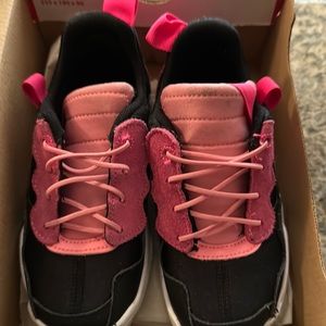 Girls pink jordan sneakers